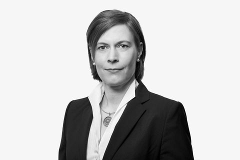 Das Bild von IHK Frankfurt öffentlich bestellten, vereidigten Sachverständigen für Bewertung von bebauten, unbebauten Grundstücken, Mieten und Pachten, in Anzug gekleideten, Dipl.-Ing. Sylvie Westenberger ist schwarzweiß.