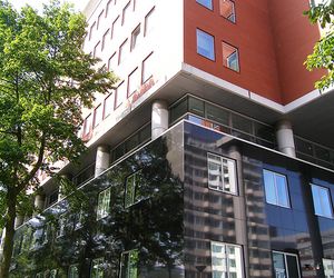 Ein von Immobilienbewertern sachkundig beurteilte Neubau eines Bürokomplexes in Amsterdam. Die Büro-Immobilie ist massiv gebaut. Untergeschoss ist mit schwarzem Naturstein verkleidet. Obergeschosse sind mit stabilen Säulen vom Untergeschoss abgesetzt.