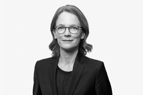 Sachverständige für Immobilienbewertung, Ing. FH Architektin AKH. Dipl.-Ing. AAD Städel Christine Störmer trägt auf dem Foto ein Jackett über einer Bluse. Haare sind hinter die Ohren gekämmt, Augen von einer Brille umrandet.